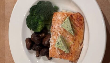 Lachs mit Brokkoli und Champignons