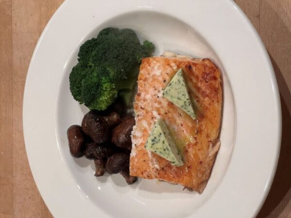 Lachs mit Brokkoli und Champignons