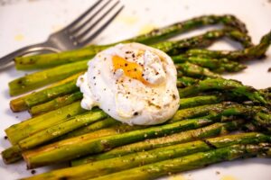 Pochiertes Ei mit Grünem Spargel