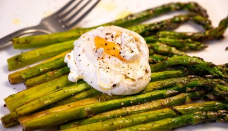 Gebratener Grüner Spargel mit pochiertem Ei – ohne Mipro