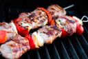 Schweinefilet-Grillspieße mit Speck, Paprika und Zwiebel