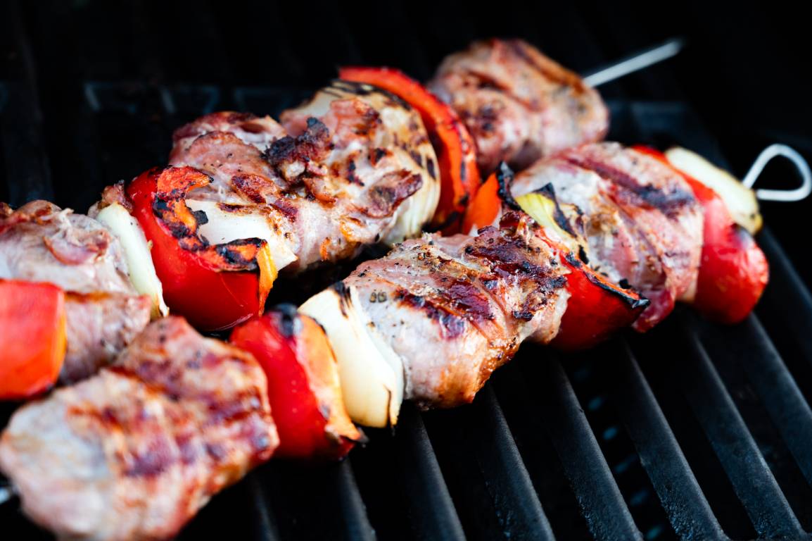 Schweinefilet-Grillspieße mit Speck, Paprika und Zwiebel