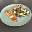 Lachs mit Zucchini-Champignon-Salat und Feta