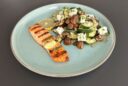 Lachs mit Zucchini-Champignon-Salat und Feta