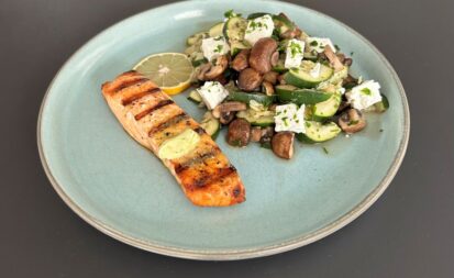 Lachs mit Zucchini-Champignon-Salat und Feta