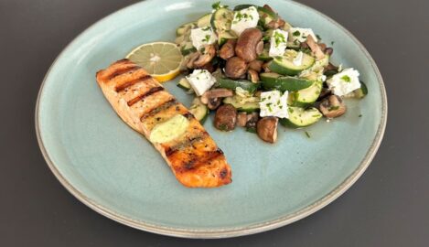 Lachs mit Zucchini-Champignon-Salat und Feta