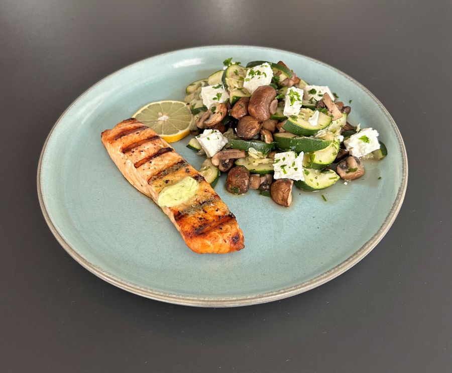 Lachs mit Zucchini-Champignon-Salat und Feta