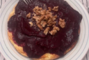 Quarkauflauf aus dem Ofen mit Beerensauce