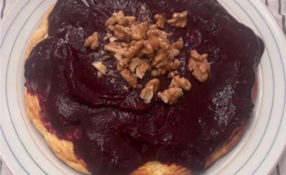 Quarkauflauf aus dem Ofen mit Beerensauce