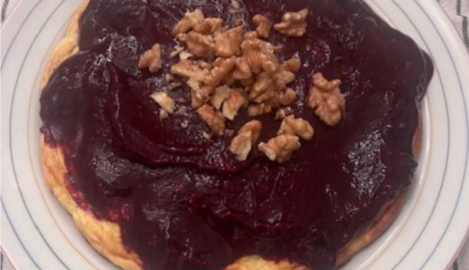 Quarkauflauf aus dem Ofen mit Beerensauce