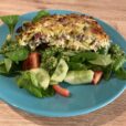 Gemüseauflauf mit Rucola-Pesto und Salat