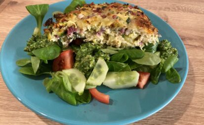 Gemüseauflauf mit Rucola-Pesto und Salat