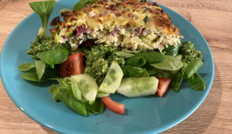 Gemüseauflauf mit Rucola-Pesto und Salat