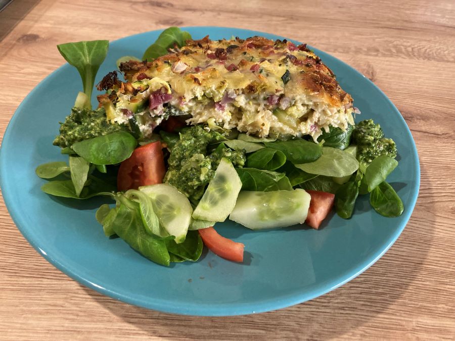 Gemüseauflauf mit Rucola-Pesto und Salat