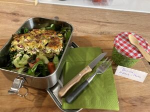 Gemüseauflauf mit Rucola-Pesto und Salat - Meal Prep