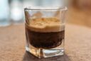 Schoko-Nuss-Dessert im Glas