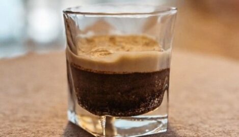 Schoko-Nuss-Dessert im Glas